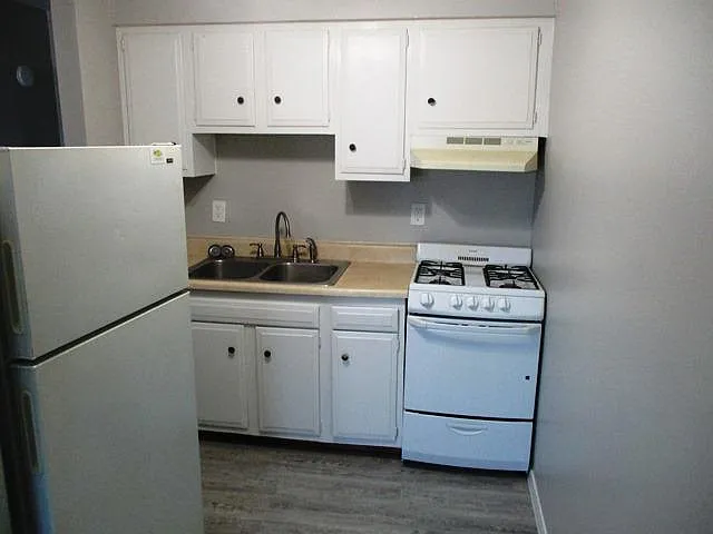 806 Arcadia Dr — Photo 5
