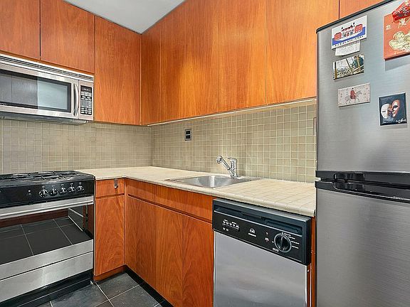 2nd image of 165 W 66th St APT 6N