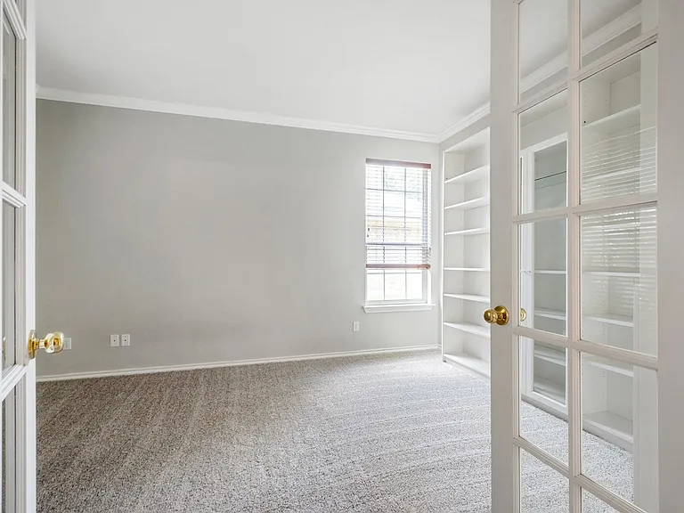 4229 Kingsburg Dr — Photo 3