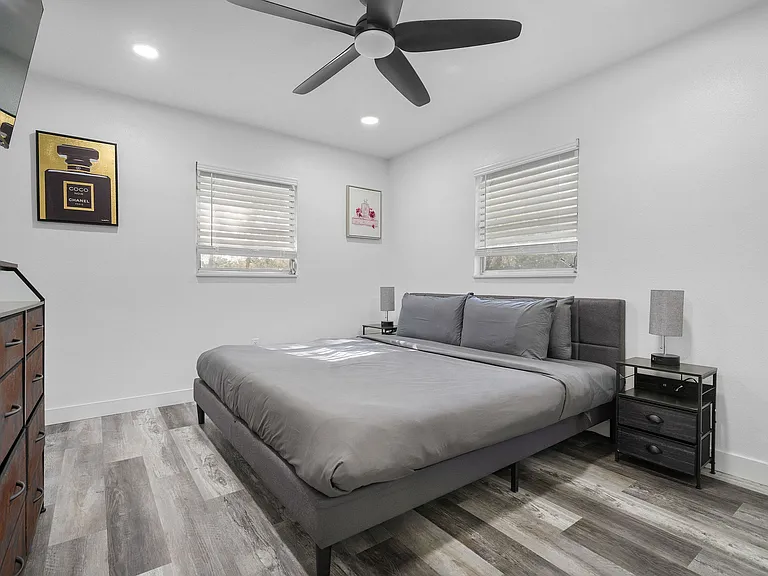 4303 W Woodlawn Ave — Photo 19