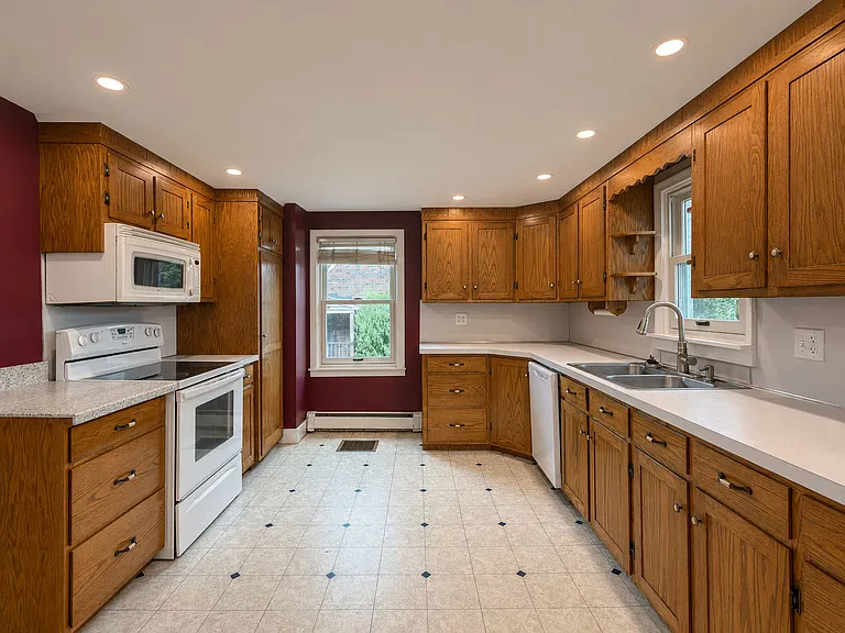 124 E Church St — Photo 6
