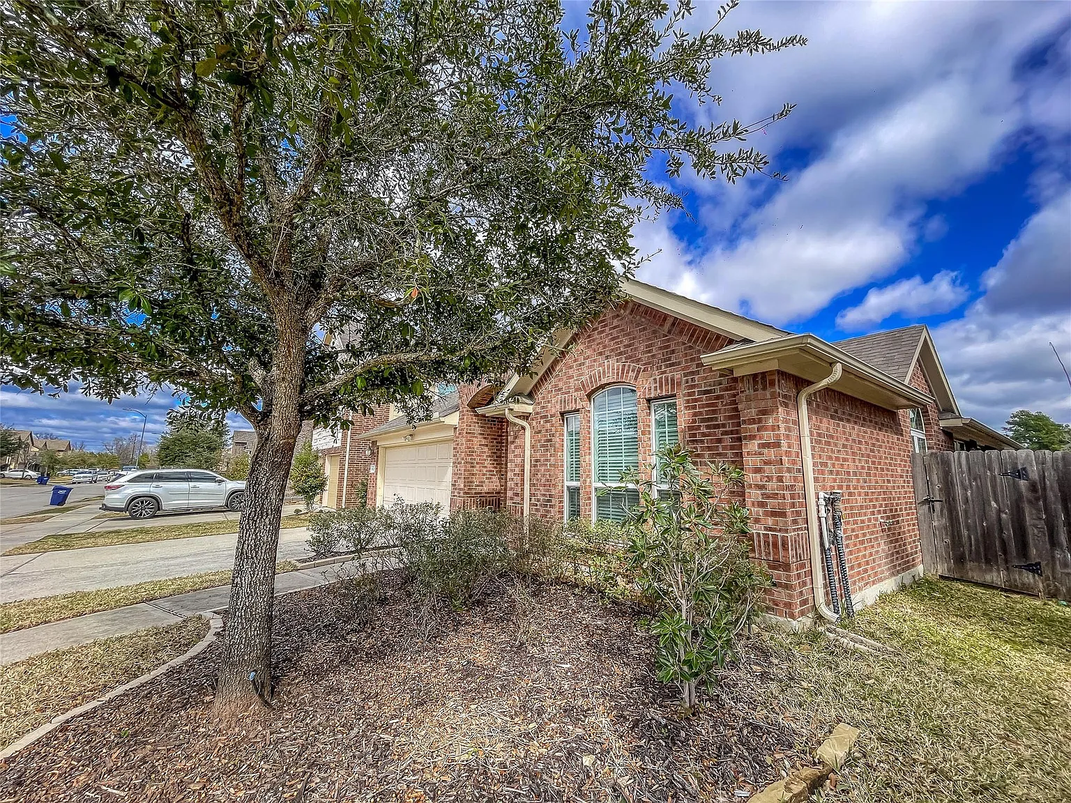 4 bed, 2.0 bath, 2162 sqft, $2,500 — Photo 2