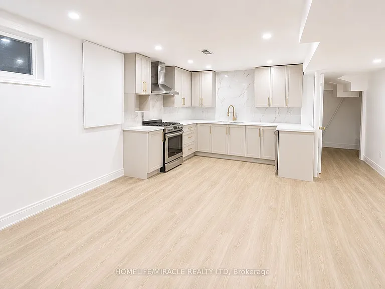 58 S Deanscroft Sq — Photo 3