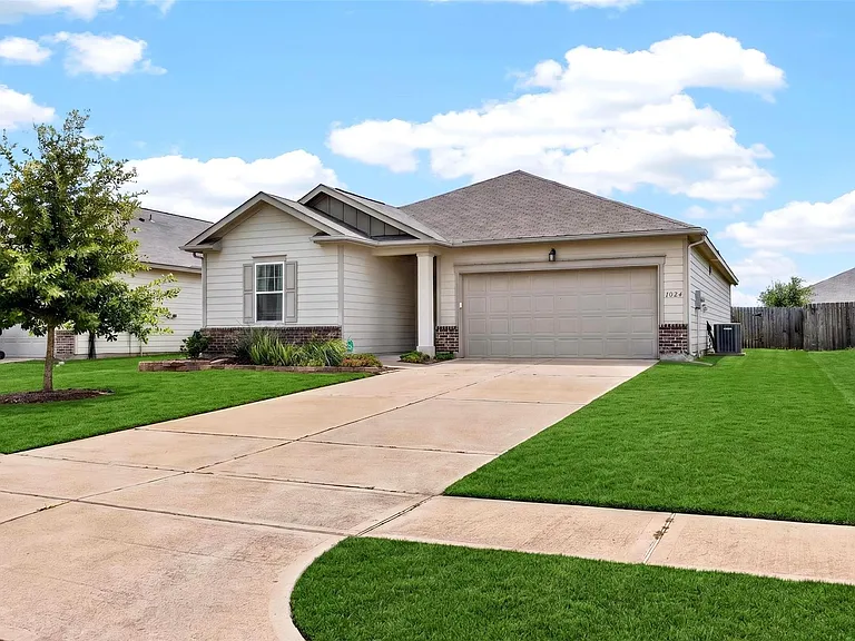 1024 Banyon Tree Ln — Photo 3