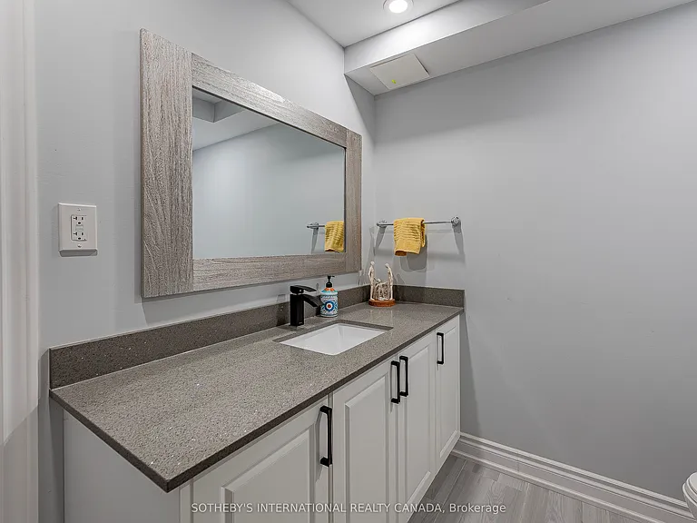 1056 Foxtail Cres — Photo 38