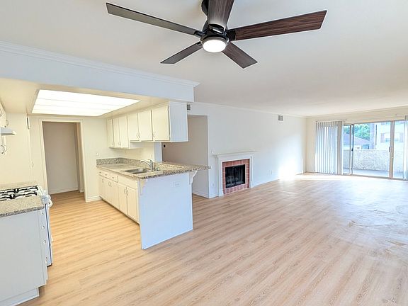 3rd image of 13131 Moorpark St APT 203