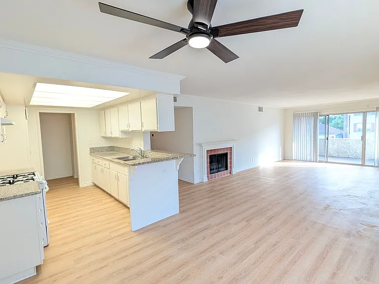 Chateau Lamont Apartments — Photo 2