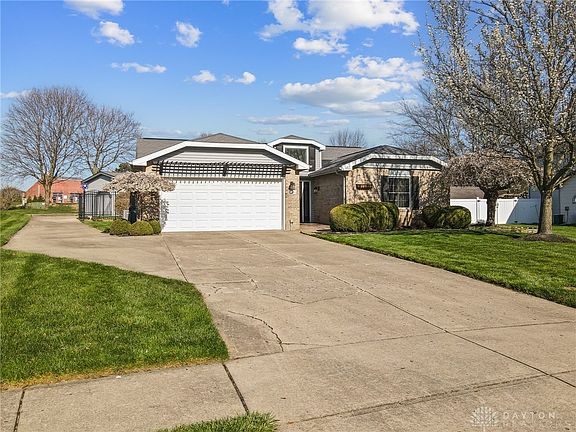 3rd image of 383 Winterset Dr