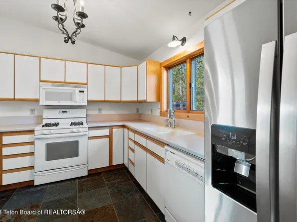 3085 Rangeview Dr, Jackson, WY 83001