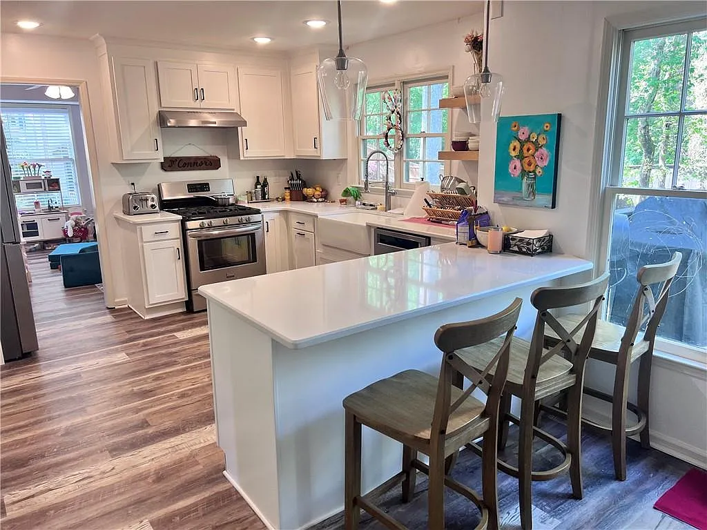 5 bed, 3.5 bath, 2179 sqft, $5,600 — Photo 3