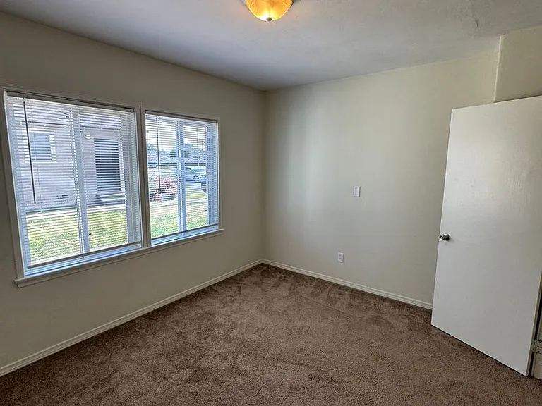 4542 N Lakewood Blvd. — Photo 24