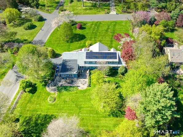 94 Fennbrook Dr, Hamden, CT 06517