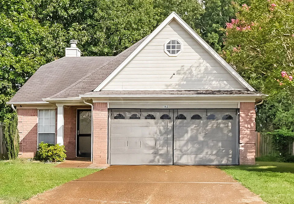 582 Ashley Glen Cir E