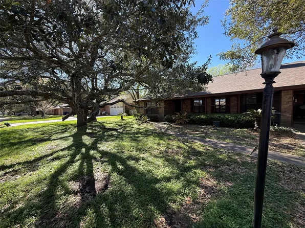 718 Partridge Ln, Eagle Lake, TX 77434