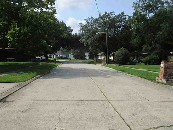 Exterior Neighborhood (street photo)