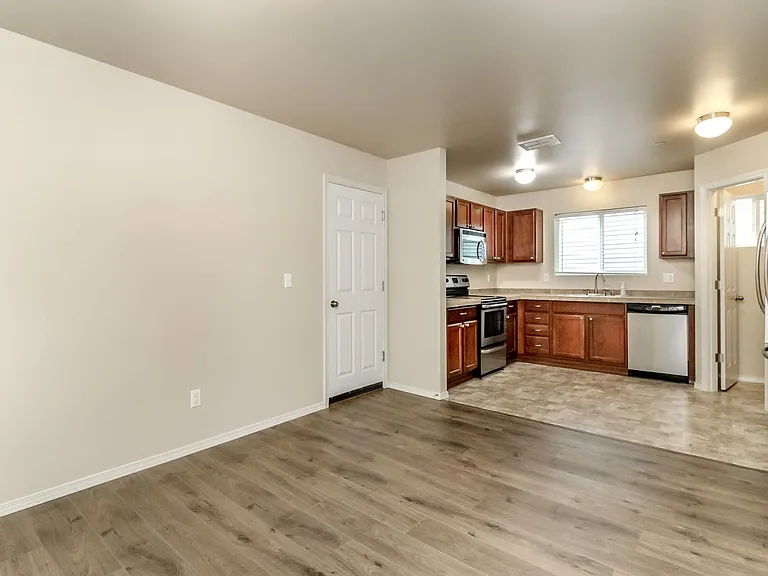 1360 Sinclair Dr — Photo 10