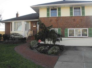 217 Bertram Pl, Bethpage, NY 11714