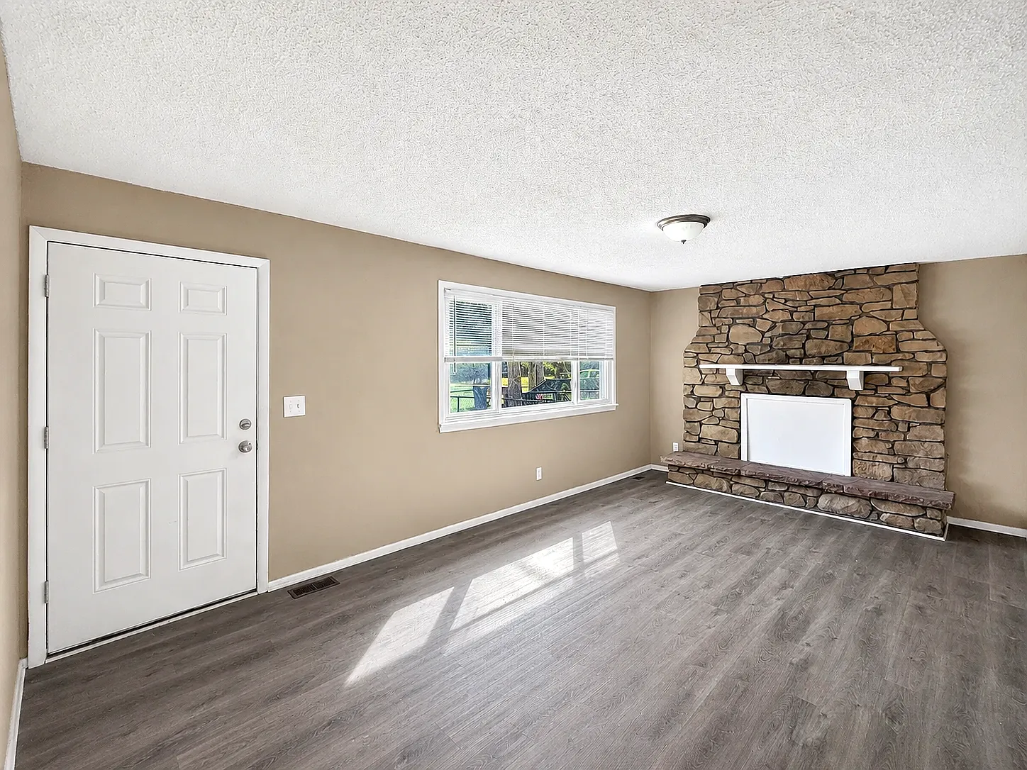 2916 Roena St — Photo 3