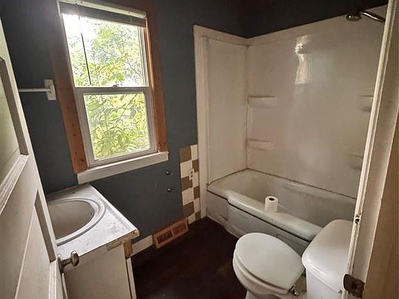 5th image of 409 Poplar Street