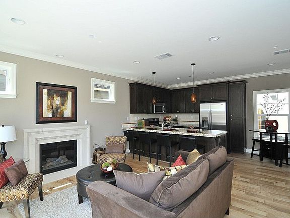 4th image of 112 Towne Ter