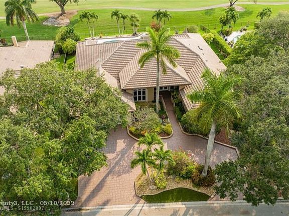 4th image of 1800 Colonial Dr
