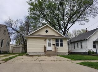 2042 E Maple St, Des Moines, IA 50317