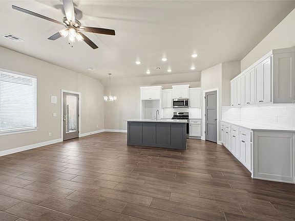 3rd image of 1300 Colonial Ave