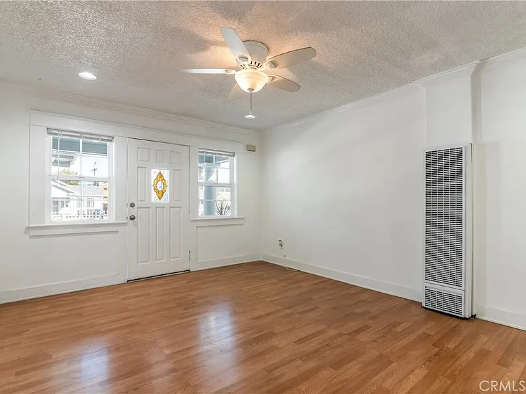 1125 N Heliotrope Dr — Photo 2