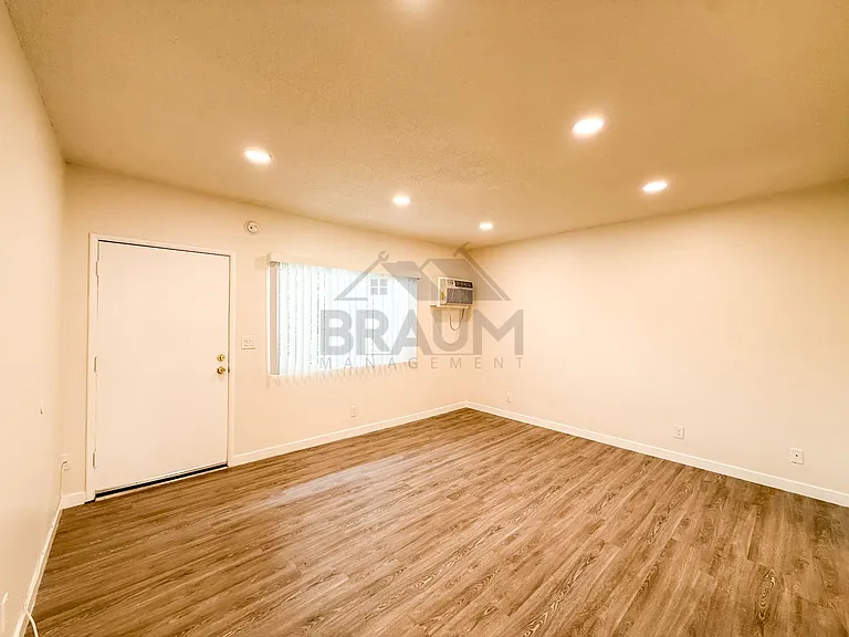 15546 VANOWEN STREET — Photo 2