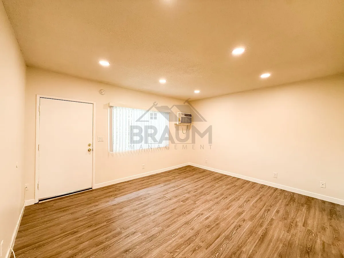 Building Photo - 15546 VANOWEN STREET