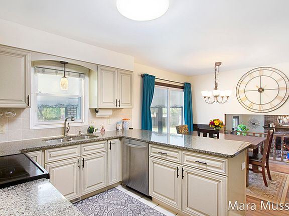 4th image of 4639 Terry Dr SE