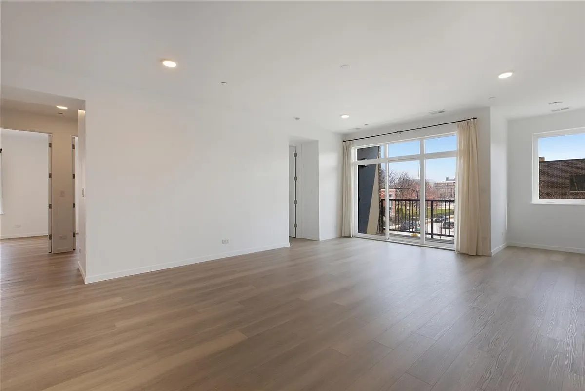 Building Photo - 204 S Leavitt St #302