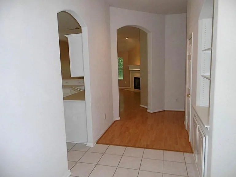 1106 Kerri Ct — Photo 4