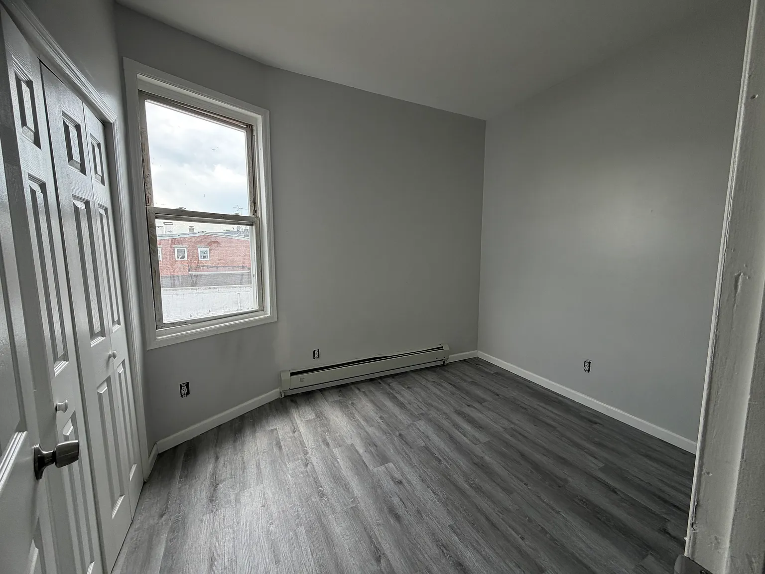 4 bed, 950 sqft, $2,300 — Photo 4
