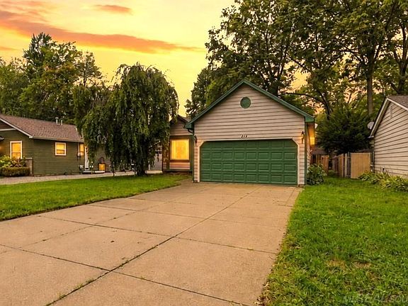 2nd image of 474 Maple St