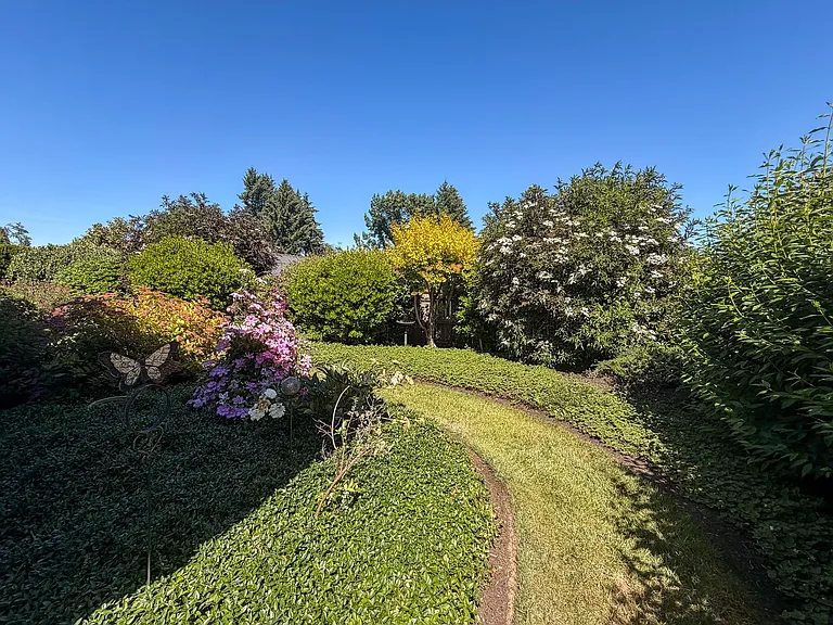 364 SE Davis Ct — Photo 37