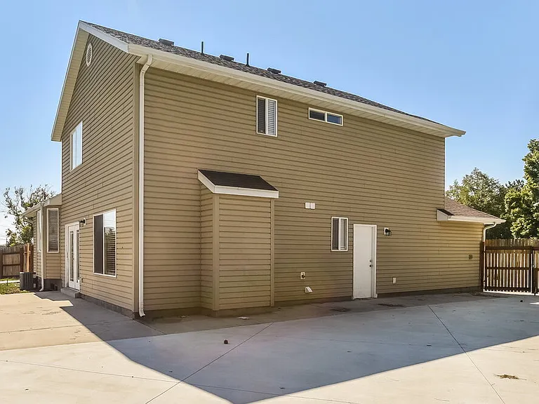 874 N Main St — Photo 18