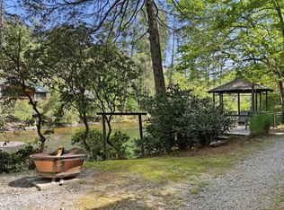 906 Riverside Ln, Blue Ridge, GA 30513
