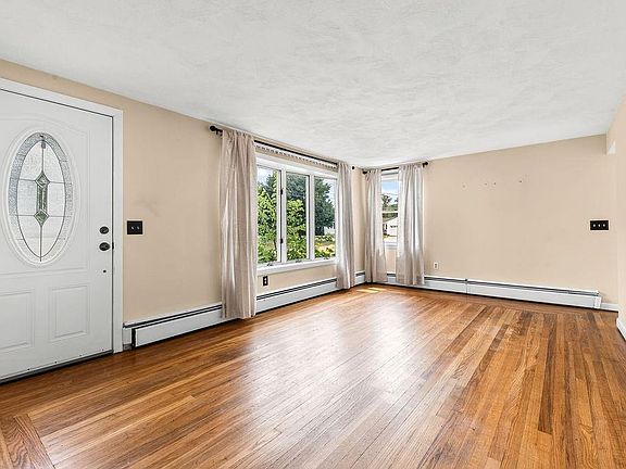 4th image of 12 Janet Dr