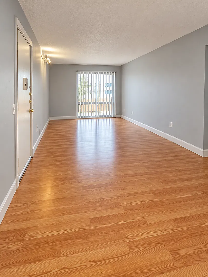 Close to UF! Second Floor Flat @ Summit House Condominiums! — Photo 3