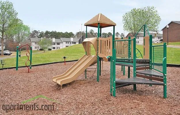 Hickory Trace Village Apartments — Photo 8