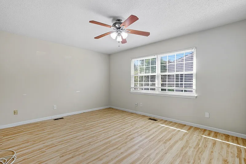 4 bed, 2.5 bath, 1872 sqft, $2,400 — Photo 4