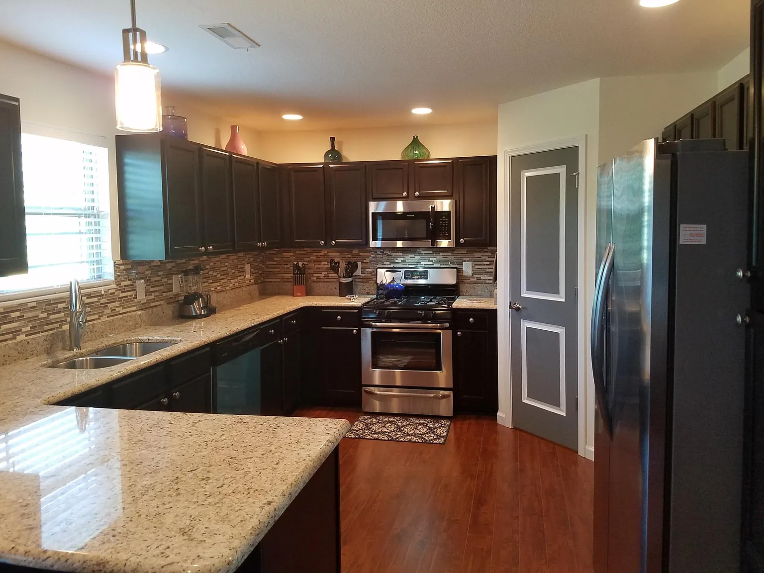 4 bed, 1945 sqft, $4,500 — Photo 1