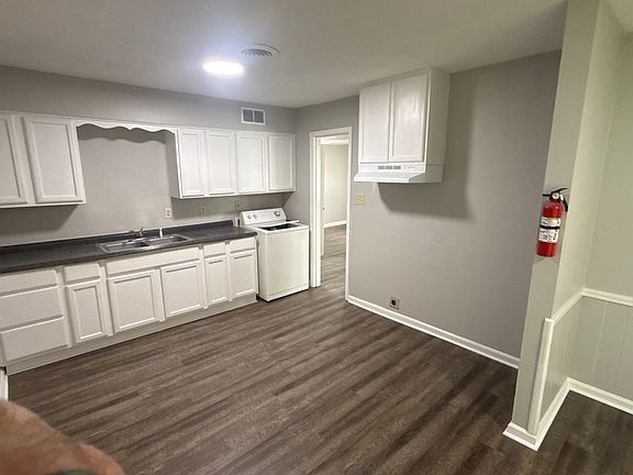 3rd image of 3931 Callahan Dr
