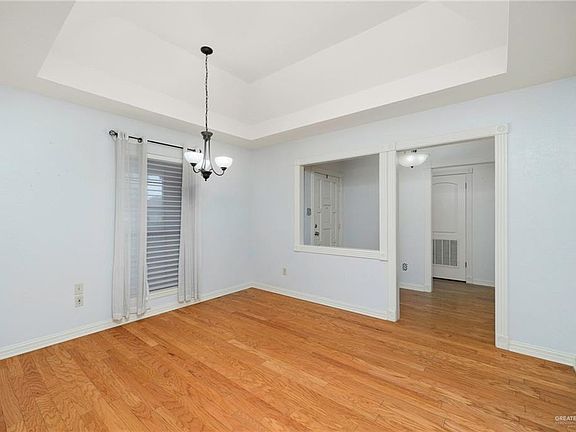 3rd image of 1905 Oriole Ave