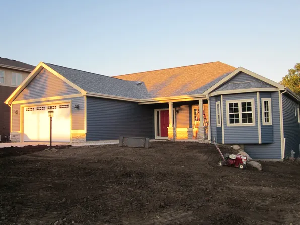 2920 Green Ave, Blue Mounds, WI 53517