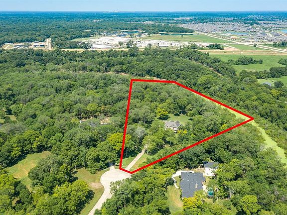 This photo give an approximation of the lot. Look at the privacy afforded by all of the trees!