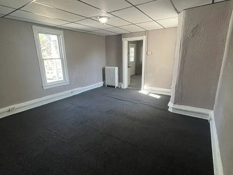 223 W Rowe St — Photo 4
