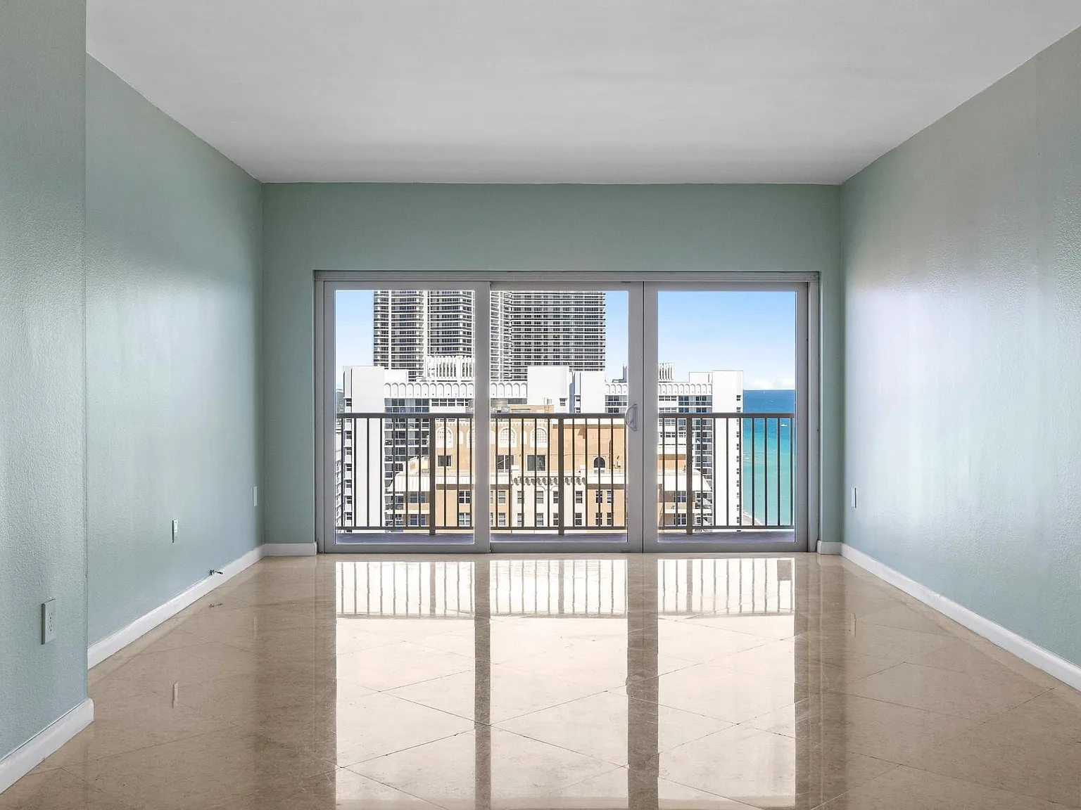 1 bed, 1.5 bath, 870 sqft, $2,999 — Photo 4