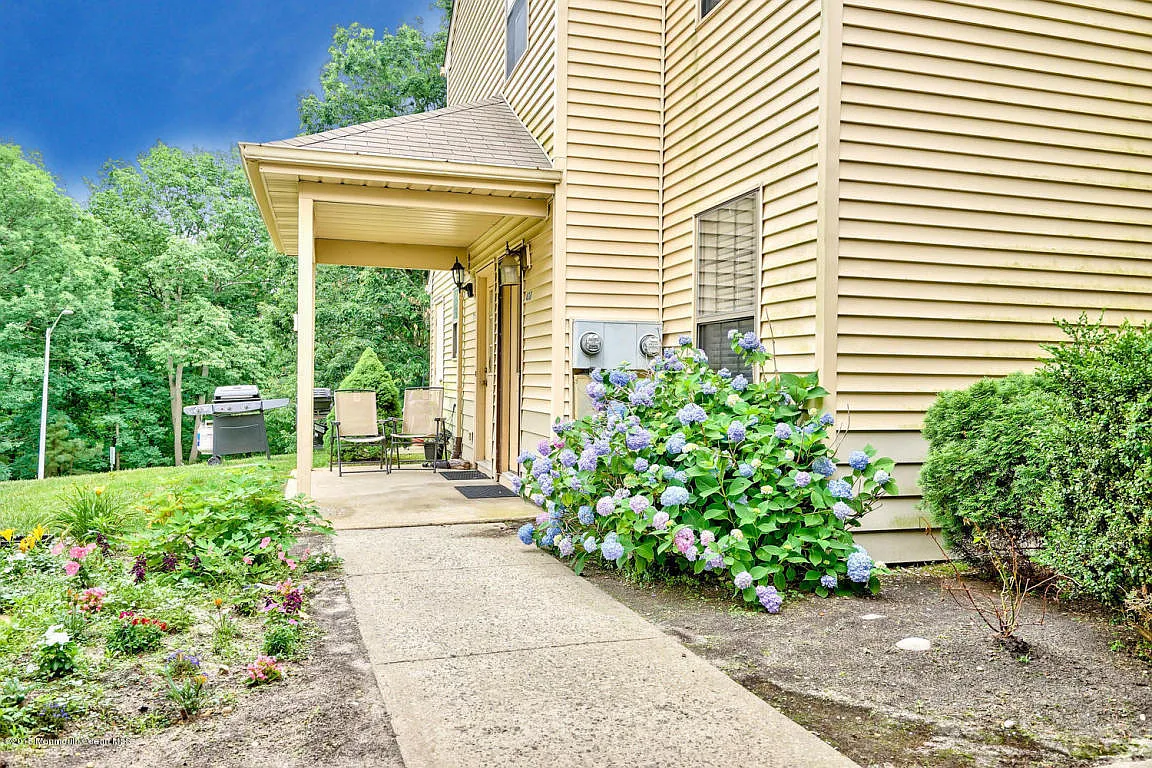408 Larkspur Ln photo 1